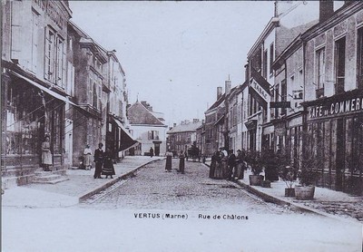 la rue de châlons de Vertus sur une carte postale ancienne